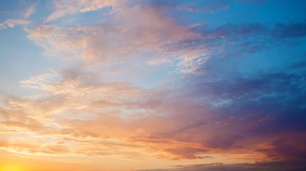 Hermosas nubes en el cielo. Puesta de sol. Gradiente de azul y rosa — Foto de Stock