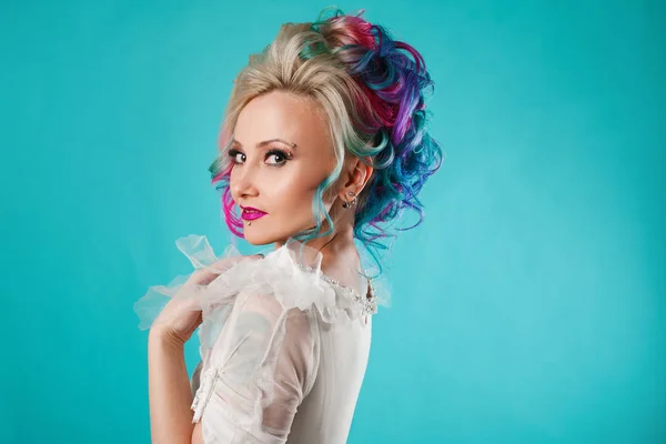 Mooie vrouw met creatieve haren kleuren. Stijlvol kapsel, informele stijl. — Stockfoto