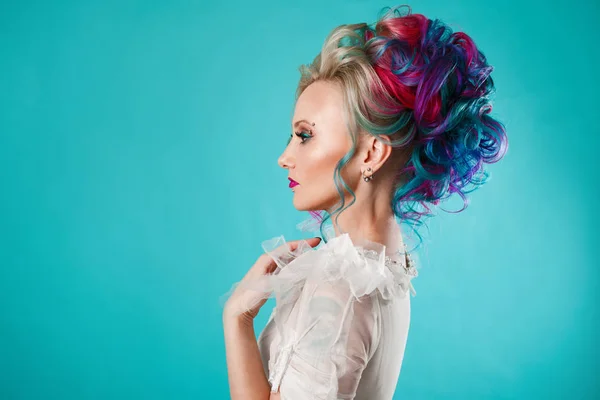 Mooie vrouw met creatieve haren kleuren. Stijlvol kapsel, informele stijl. — Stockfoto