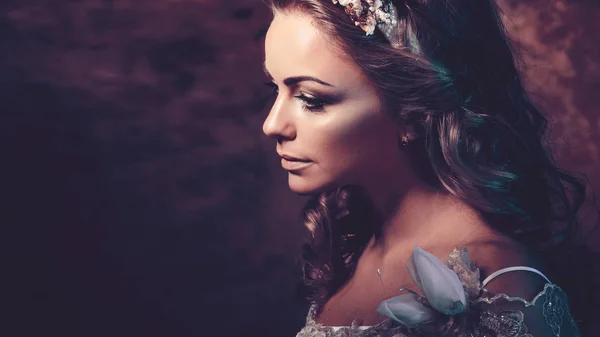 Krásná dívka nevěsta v luxusních svatebních šatech. Nízké klíčových portrét v profilu — Stock fotografie