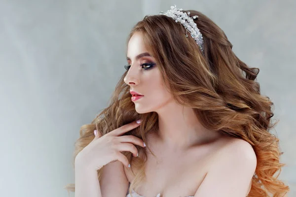 Young charming bride in wedding dress. Make-up and hairstyle with voluminous curls — Stock Photo, Image