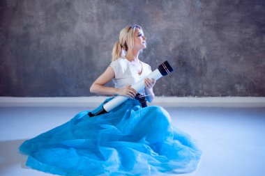 Genç kadın gelecek, kavram hayalleri. Kız baktı ve bir teleskop kullanır.