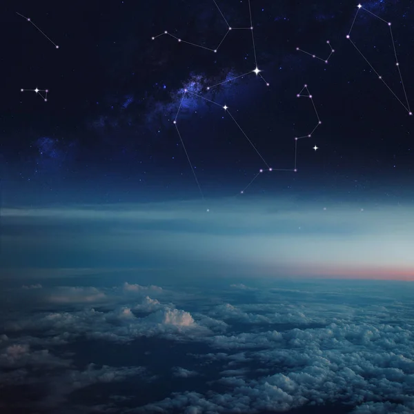 Spazio sopra le nuvole, costellazioni nel cielo stellato — Foto Stock