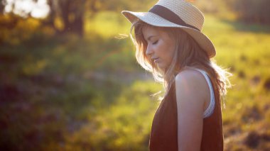 Alanındaki sevimli sevimli kız yaz aylarında. Genç kadın mutlu ve açık havada hissediyorum ücretsiz