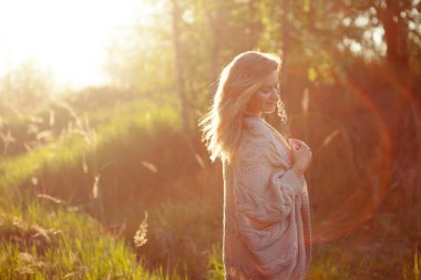 Alanındaki sevimli sevimli kız yaz aylarında. Genç kadın mutlu ve açık havada hissediyorum ücretsiz