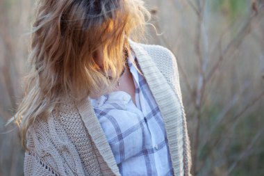 Alanındaki sevimli sevimli kız yaz aylarında. Genç kadın mutlu ve açık havada hissediyorum ücretsiz