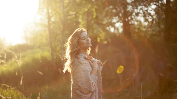 Joyeux jeune femme profitant d'une merveilleuse soirée. Météo chaude, été, champ — Photo