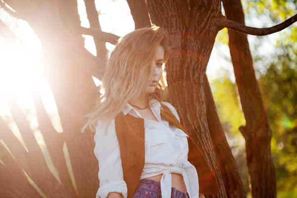 Linda chica encantadora en verano en el campo. Mujer joven es feliz y se siente libre al aire libre —  Fotos de Stock