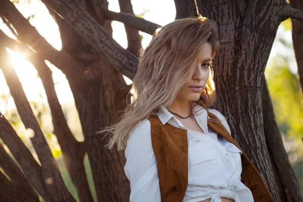 Menina encantadora bonito no verão no campo. Jovem mulher é feliz e se sente livre ao ar livre — Fotografia de Stock