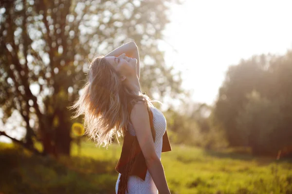 Alanındaki sevimli sevimli kız yaz aylarında. Genç kadın mutlu ve açık havada hissediyorum ücretsiz — Stok fotoğraf
