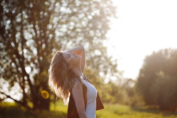 Roztomilé, okouzlující dívka v létě v poli. Mladá žena je šťastný a cítí zdarma venku — Stock fotografie