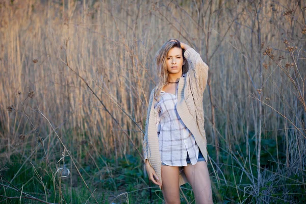 Linda chica encantadora en verano en el campo. Mujer joven es feliz y se siente libre al aire libre —  Fotos de Stock