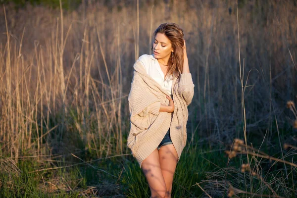 Linda chica encantadora en verano en el campo. Mujer joven es feliz y se siente libre al aire libre —  Fotos de Stock