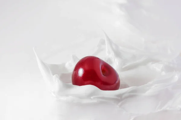 Sweet cherry i yoghurt. Närbild mjölk eller ost dessert med körsbär. — Stockfoto