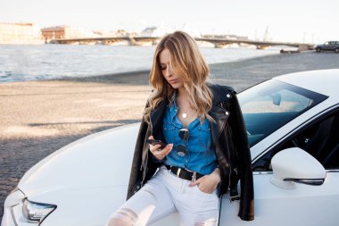 Güzel ve şık genç sarışın kadın. Portre arabasının arka plan üzerinde