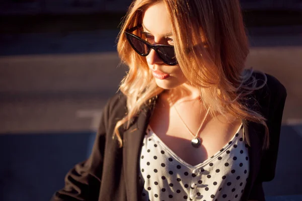 Young attractive blonde on hot summer evening, portrait on the city background. — Stock Photo, Image