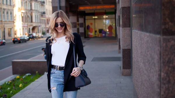 Joven mujer de negocios está caminando por la ciudad — Foto de Stock