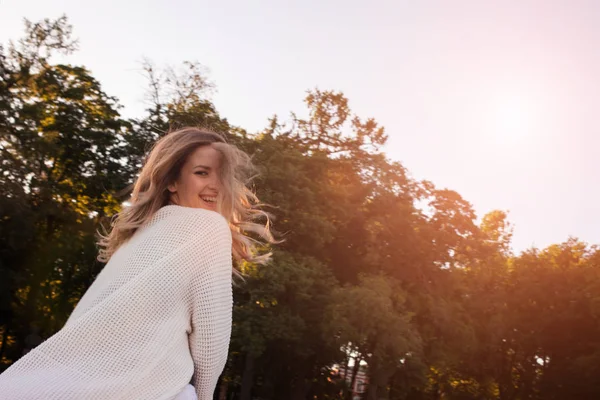 Portret van lachende vrouw in een witte vest — Stockfoto