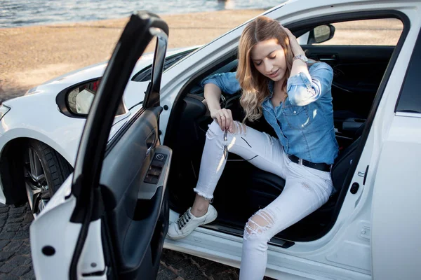 Onun arabayı kullanan genç çekici kadın. Bir başarılı bir iş kadını portresi