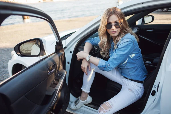 Onun arabayı kullanan genç çekici kadın. Bir başarılı bir iş kadını portresi