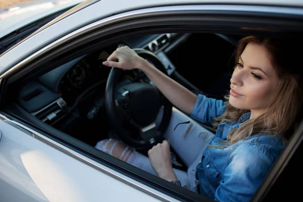 Joven mujer atractiva conduciendo su coche. Retrato de una mujer de negocios exitosa —  Fotos de Stock