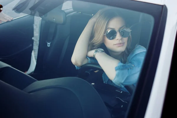 Joven mujer atractiva conduciendo su coche. Retrato de una mujer de negocios exitosa —  Fotos de Stock
