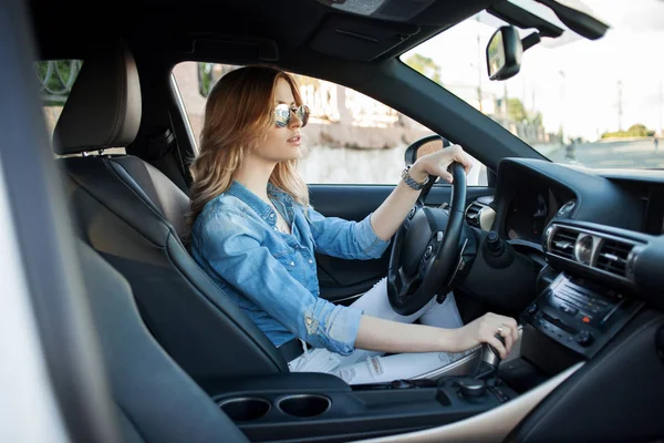 Joven mujer atractiva conduciendo su coche. Retrato de una mujer de negocios exitosa — Foto de Stock