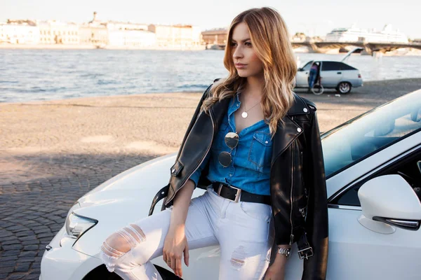 Güzel ve şık genç sarışın kadın. Portre arabasının arka plan üzerinde