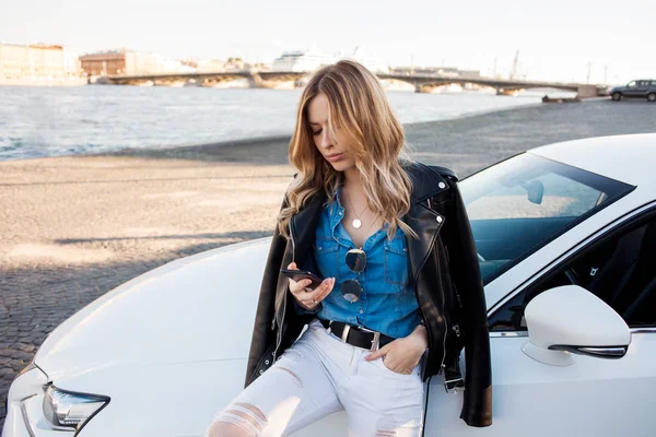 Güzel ve şık genç sarışın kadın. Portre arabasının arka plan üzerinde