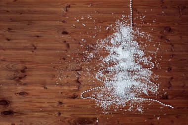 Noel çelenk boncuk bir Noel ağacı şeklinde. Yukarıdan kar. Ağaç sembolü.