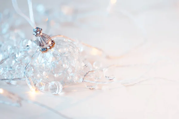 Boule de verre transparente. Jouet de Noël. parmi les lanternes scintillantes, une guirlande . — Photo