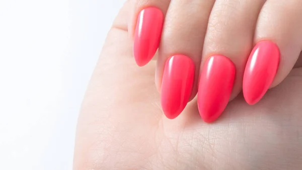 Manicure dla kobiet, na białym tle. Lakier do paznokci czerwony koral kolor. — Zdjęcie stockowe