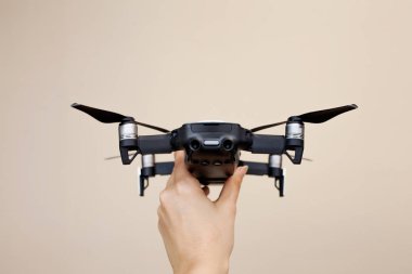 Elinden dron başlatılması. Uçağı kullanmak