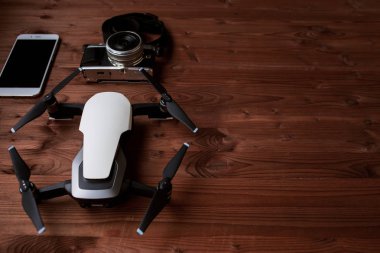 Seyahat için ayarlayın. Smartphone, kamera ve drone dokulu ahşap zemin üzerine