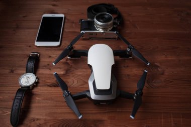 Seyahat için ayarlayın. Smartphone, kamera ve drone dokulu ahşap zemin üzerine