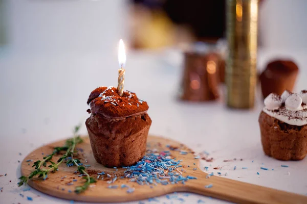 Νόστιμο γενέθλια cupcake με κερί στο τραπέζι, θολή φόντο — Φωτογραφία Αρχείου