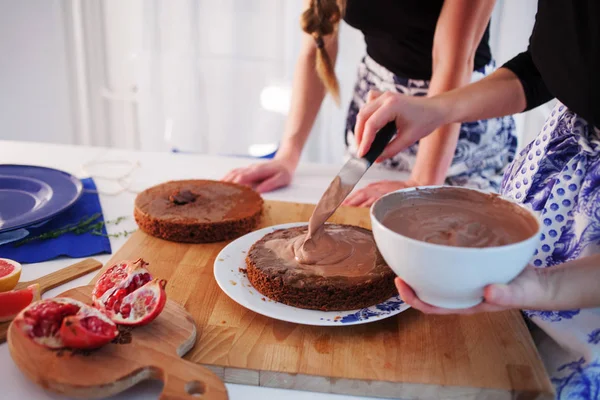 Házi édességek. Így a torta, a konyhában a két lány. — Stock Fotó