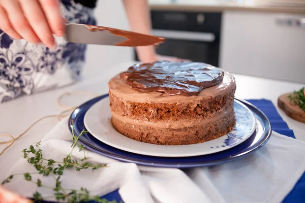 Hem konfektyr. Två tjejer att göra en tårta på köket. — Stockfoto