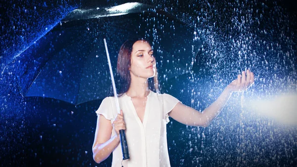 Молода жінка під парасолькою. Захист від дощу . — стокове фото