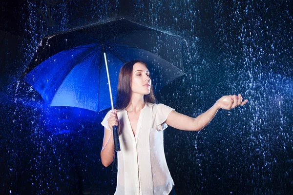Genç kadın şemsiyesi altında. Yağmur koruma. Yağmurda dokun — Stok fotoğraf