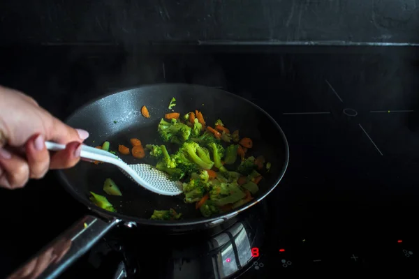Поджарить брокколи и морковь. Вегетарианские блюда. Процесс приготовления пищи . — стоковое фото