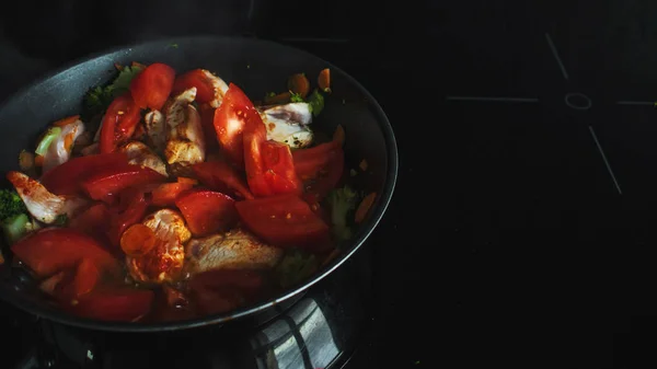 Zöldség pörkölt, csirke, a zöldségek főzés. Tortugában. — Stock Fotó