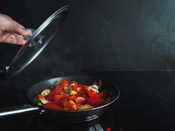 Guisado de legumes, frango cozinhado com legumes. Processo de cozimento . — Fotografia de Stock