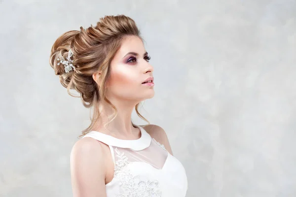 Estilo de boda. Hermosa novia joven con peinado de boda de lujo —  Fotos de Stock