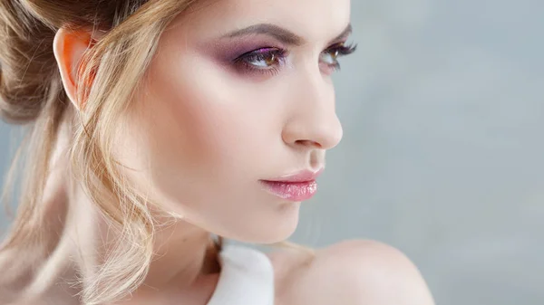 Trucco da sposa. Profilo stupefacente ritratto di giovane bella sposa . — Foto Stock