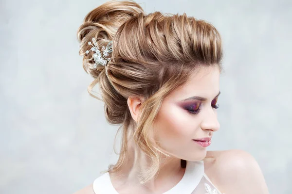 Bruiloft stijl. Mooie jonge bruid met luxe bruiloft hairstyle — Stockfoto
