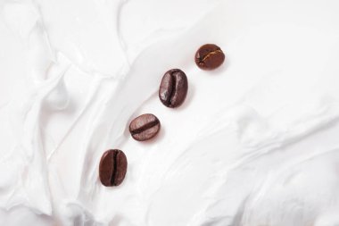 Kahve süt tatlı. Kahve çekirdekleri yoğurt veya süt arasında.