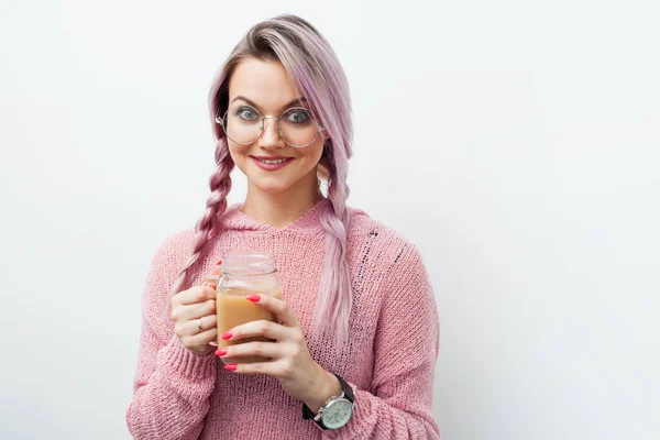 Модна молода жінка п'є каву молочний коктейль . — стокове фото