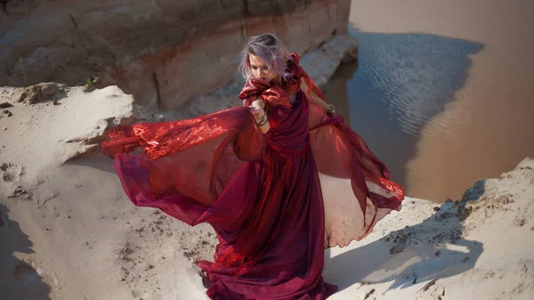 Senhora de vermelho. Jovem mulher bonita em vestido voador vermelho — Fotografia de Stock