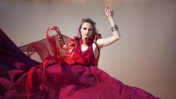 Dama de rojo. Joven hermosa mujer en vestido de vuelo rojo — Foto de Stock